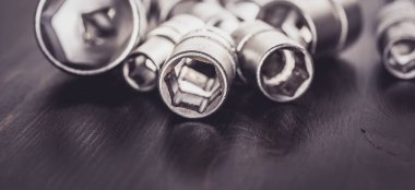 Tahta arka planda izole edilmiş soket anahtarı.