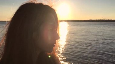 Gün batımında rıhtımda temiz