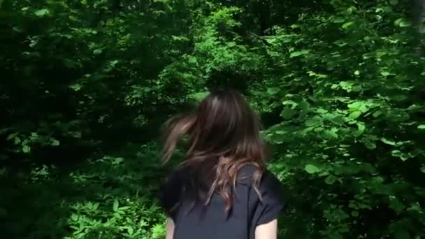 A rapariga está a correr pela floresta — Vídeo de Stock