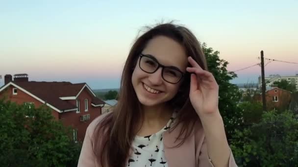 Девушка на крыше улыбок — стоковое видео