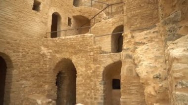 Tunus 'un antik Ribat kalesi, Manastır' da. Eski sarı tuğlalar. Kalenin en aşağıdan görünüşü