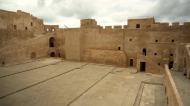 Tunus, Manastır 'daki antik Ribat kalesinin panoraması. Eski sarı tuğlalar. Sağdan sola bak