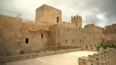 Manastır, Tunus 'taki antik Ribat kalesinde panoramik bir yürüyüş. Eski sarı tuğlalar. Soldan sağa bak