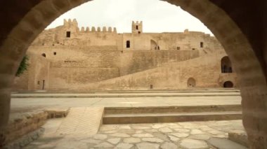 Tunus, Manastır 'daki Ribat Kalesi' nin içindeki geçit. Eski sarı tuğlalar. Sağdan sola bak