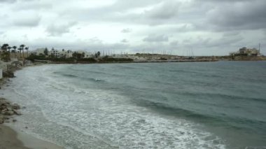 Tunus, Manastır 'daki Marina limanında dalgalar. Akdeniz 'de fırtına var. Turkuaz deniz
