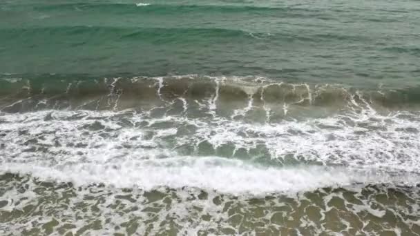 Fale na brzegu. Burza na Morzu Śródziemnym. Morze turkusowe — Wideo stockowe