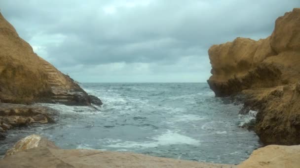 Le onde battono contro le rocce. Tempesta sul Mar Mediterraneo. Il mare è turchese — Video Stock