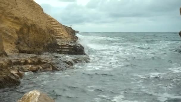 De golven slaan tegen de rotsen. Storm op de Middellandse Zee. De zee is turkoois — Stockvideo