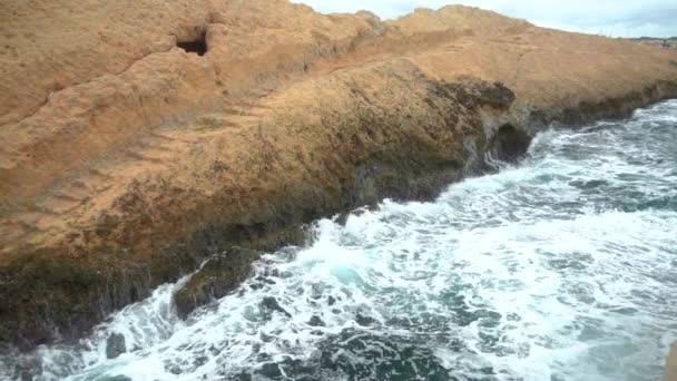 Le onde battono contro le rocce. Tempesta sul Mar Mediterraneo. Il mare è turchese. Rallentatore . — Video Stock