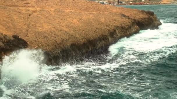 The waves beat against the rocks. Storm on the Mediterranean Sea. The sea is turquoise. Slow motion. — Stock Video