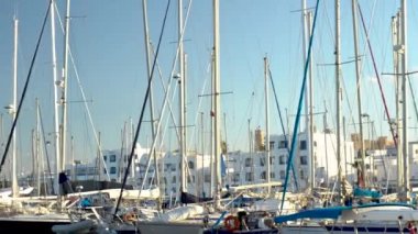 Modern gemiler körfezde. Gemiler yaklaşıyor. Panorama