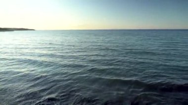 Denizin panoramik manzarası. Açık ufuk. Akdeniz 'deki gelgit. Dalgalı karanlık deniz