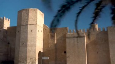 Tunus, Manastır 'daki Ribat kalesi. Eski sarı tuğlalar. Kalenin ön cephesinden bak..