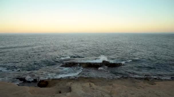 Akdeniz 'de dalgalar var. Dalgalar kayalara çarptı. Zaman Uygulaması — Stok video