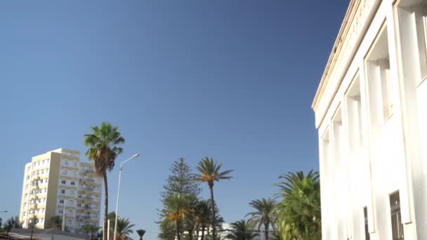 Spazieren Sie durch die tropische Stadt. Arabisches Land. Ansicht von unten — Stockvideo