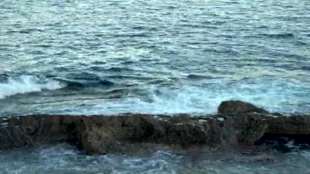 Waves on the Mediterranean Sea. The waves hit the rocks. — Stock Video