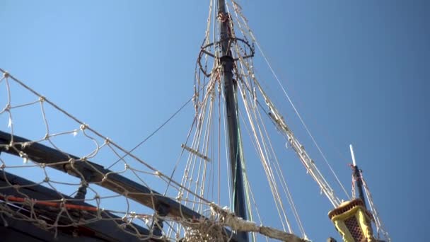 Ένα κατάρτι πειρατικού πλοίου. Παλιό ξύλινο πλοίο. Κοντινό πλάνο — Αρχείο Βίντεο