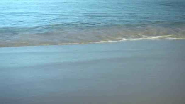 La rive de la mer Méditerranée. Les vagues demeurent. Eau turquoise. La caméra se déplace parallèlement à la mer — Video