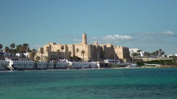 A antiga fortaleza Ribat fica nas margens de Monastir, Tunis. Fortaleza de proteção contra piratas. Tijolos de elite. Fortaleza na distância — Vídeo de Stock