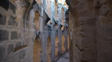 Antik Roma harabeleri. El Jem, Tunus 'taki antik amfi tiyatro. Sütunlar arasındaki geçit. Tarihi Yer İmleri