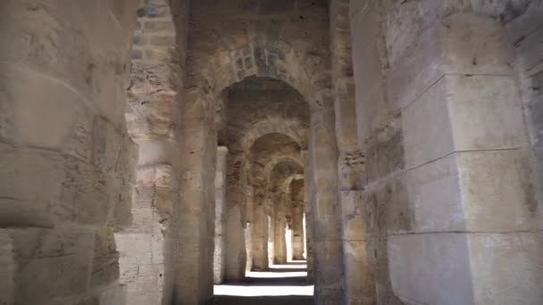 Ancient Roman ruins. Ancient amphitheater located in El Jem, Tunis. The passage between the columns. Historic Landmark. — Stockvideo