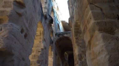 Antik Roma harabeleri. El Jem, Tunus 'taki antik amfi tiyatro. Sütunlar arasındaki geçit yukarıdan görünüyor. Tarihi Yer İmleri.