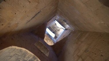 Eski Roma harabelerinin içine bakın. Kamera aşağıdan yukarıya doğru dönüyor. Antik Roma harabeleri. El Jem, Tunus 'taki antik amfi tiyatro. Tarihi Yer İmleri.