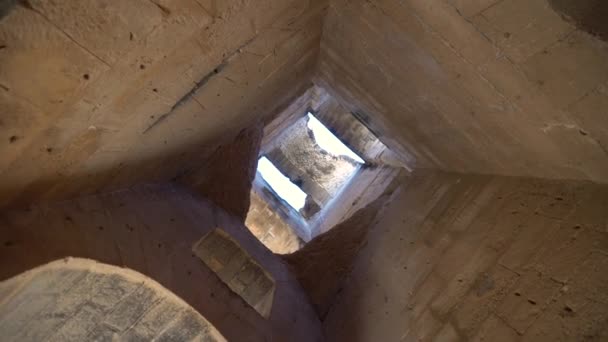 Blick in die Ruinen der antiken Römer. Die Kamera dreht sich von unten nach oben. Antike römische Ruinen. Antikes Amphitheater in El Jem, Tunis. Historisches Wahrzeichen. — Stockvideo