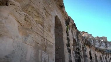 Antik Roma harabeleri. El Jem, Tunus 'taki antik amfi tiyatro. Duvar boyunca ilerleyin. Tarihi Yer İmleri..