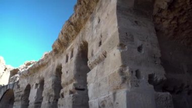 Antik Roma harabeleri. El Jem, Tunus 'taki antik amfi tiyatro. Duvar boyunca ilerleyin. Tarihi Yer İmleri..