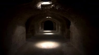Karanlık bir Roma bodrumundan geçeceğiz. El Jem, Tunus 'taki Amfitiyatronun altındaki bodrumda. Antik Roma binası. Kamera uzaklaşıyor.