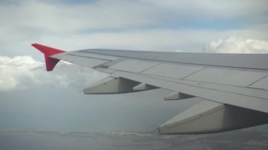 Uçak beyaz bulutlar içinde uçar. Uçak penceresinden kanada bak