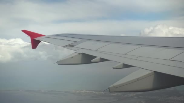 Het vliegtuig vliegt in witte wolken. Zicht vanuit het vliegtuigraam naar de vleugel — Stockvideo