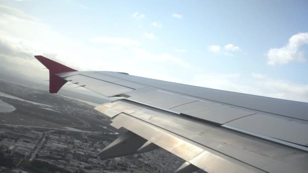 เครื่องบินขึ้นเหนือเมือง มุมมองจากหน้าต่างเครื่องบินไปยังปีก — วีดีโอสต็อก