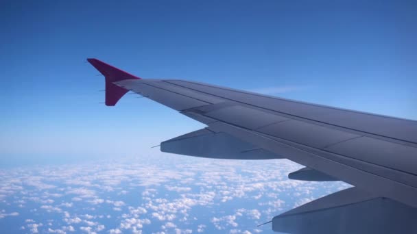 L'avion survole des nuages blancs. Vue de la fenêtre de l'avion à l'aile