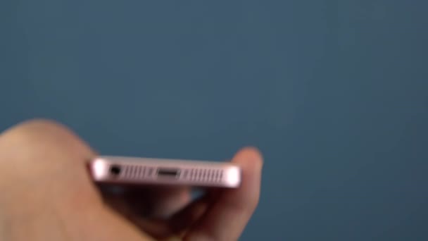 Een man steekt een oplader kabel in een smartphone connector. Uw smartphone opladen met een kabel. Sluit telefoon — Stockvideo