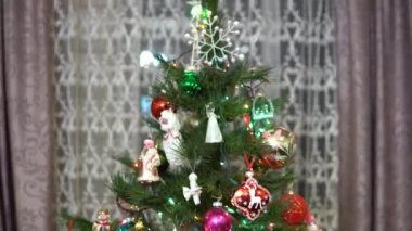 Kamera dekore edilmiş Noel ağacından uzaklaşır. Noel tatili. Oda dekore edilmiş ve yılbaşı ve Noel havasıyla dolu..