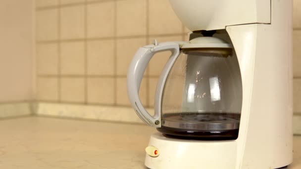 Каву готують у кавоварці. Кава вливається в колбу з напоєм. Сніданок. Брудна кавоварка — стокове відео