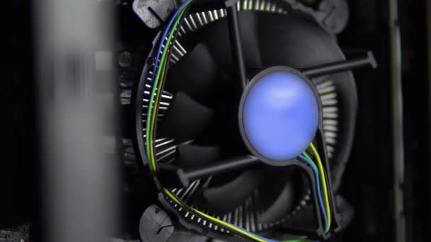 O refrigerador do processador na placa-mãe está girando closeup. Sistema de refrigeração CPU no PC. Vista do computador por dentro. — Vídeo de Stock