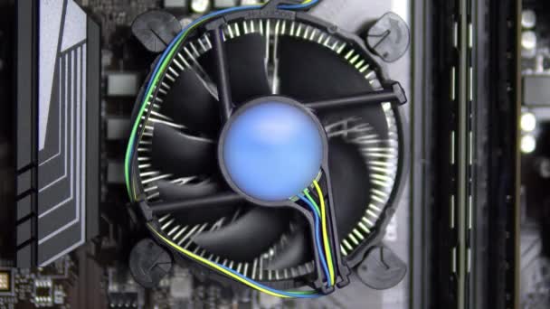 El enfriador del procesador en la placa base está girando de cerca. Sistema de refrigeración CPU en pc. Vista del ordenador desde el interior. — Vídeos de Stock