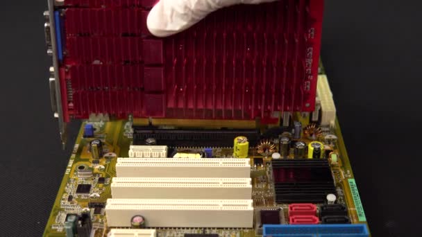 Entfernen einer Grafikkarte vom Motherboard. PC-Grafikprozessorsystem. Viele verschiedene Chips. Blick auf den analysierten Computer — Stockvideo