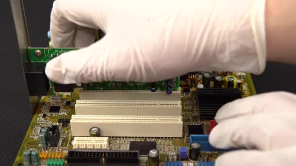 Entfernen einer Netzwerkkarte vom Motherboard. Netzwerk-Datenübertragungssystem über Draht. Viele verschiedene Chips. Blick auf den analysierten Computer — Stockvideo