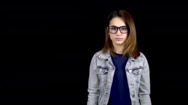 Kalp şeklinde balonlar genç bir kadına sunuldu. Kızgın kadın elindeki helyum balonlarını aldı ve onları siyah arka planda bıraktı. Sevgililer Günü - Aşıkların günü.