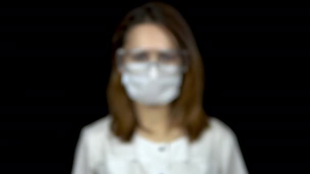 Sperma i en testbank närbild. Kvinna läkare håller ut en burk urin till kameran på en svart bakgrund. — Stockvideo
