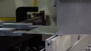 CNC bükme makinesi. Makine metal kısmı büker.
