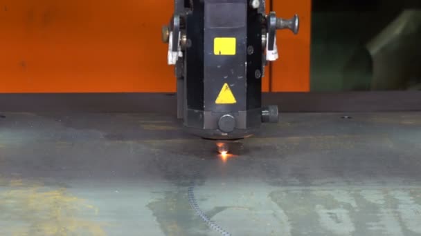 Taglio laser del metallo sulla macchina CNC — Video Stock