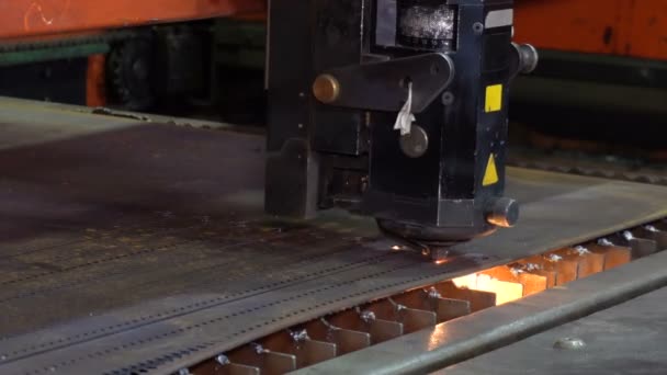 Corte a laser de metal na máquina CNC — Vídeo de Stock