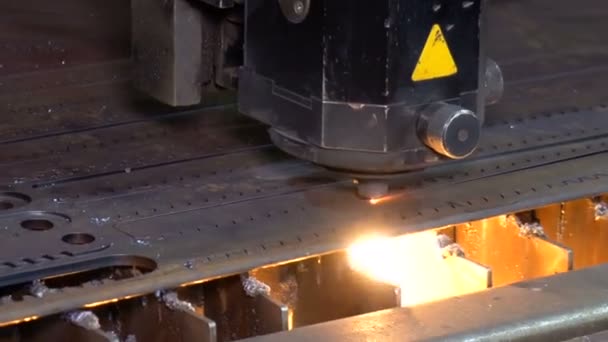 Cięcie laserowe metalu na maszynie CNC — Wideo stockowe