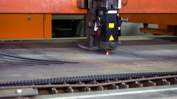 Laserschneiden von Metall auf der CNC-Maschine — Stockvideo