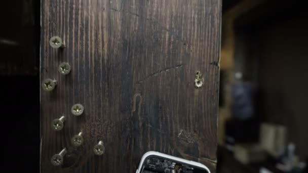 Telefono inchiodato a una cremagliera di legno — Video Stock